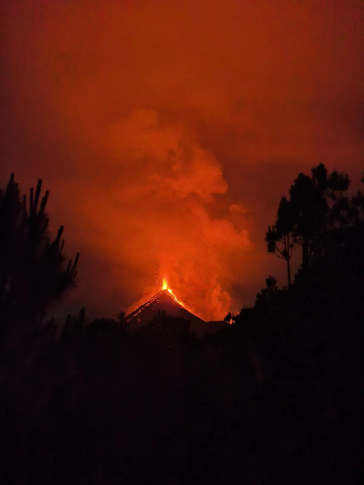 Erupción nocturna del Volcán de Fuego vista desde el Acatenango